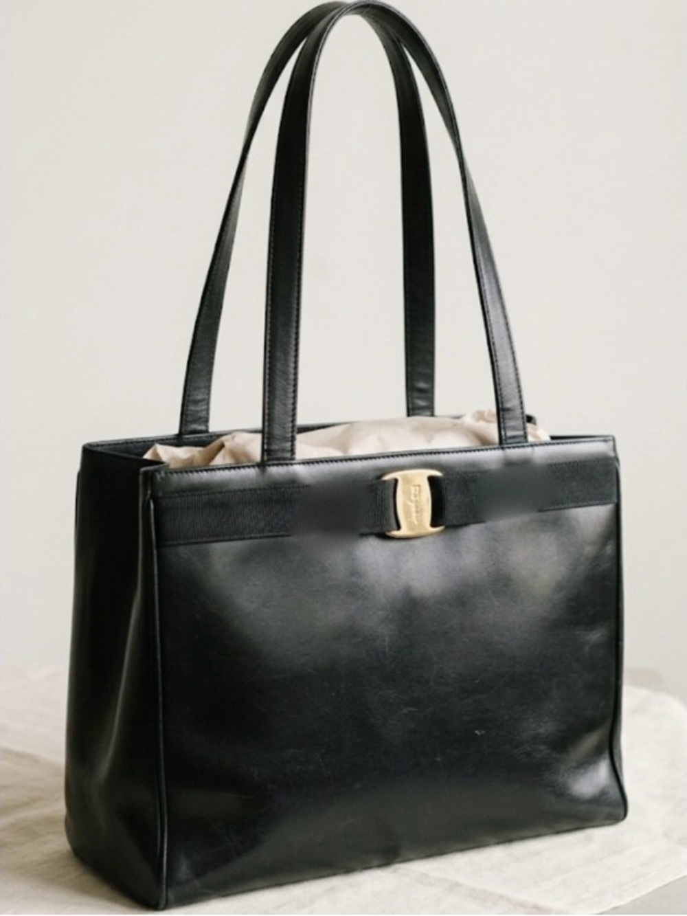 ✨ (VTG) SALVATORE FERRAGAMO- VERA BOW TOTE W/ Dust Bag 💼